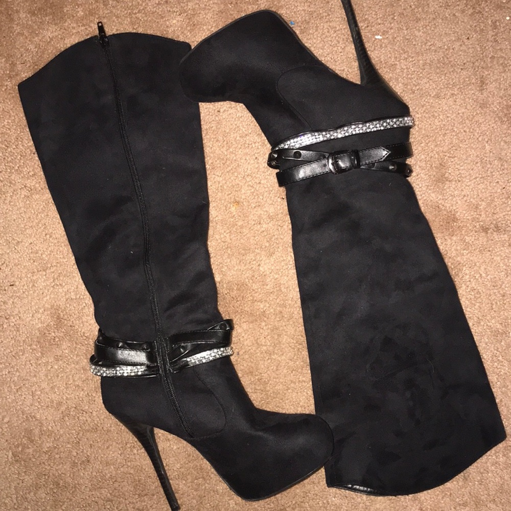 Super cute black suede boots